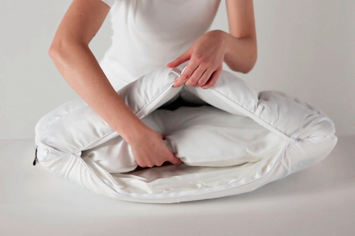 Image of a person pulling out the adjustable loft insert from the Cooling SoftCell® Chill Pillow