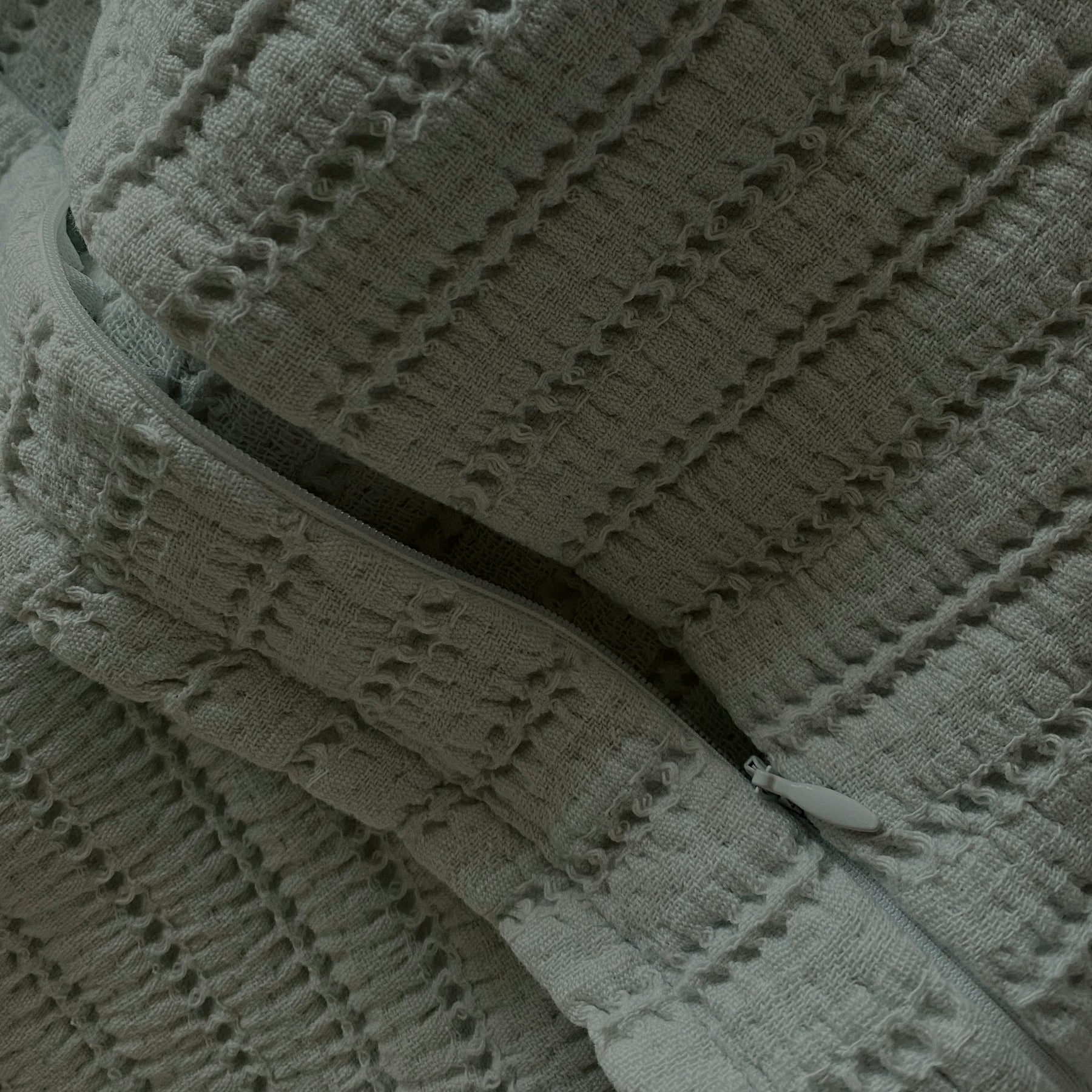 Close-up image of the Agave Ridgeback Pillow Sham showcasing the zipper 